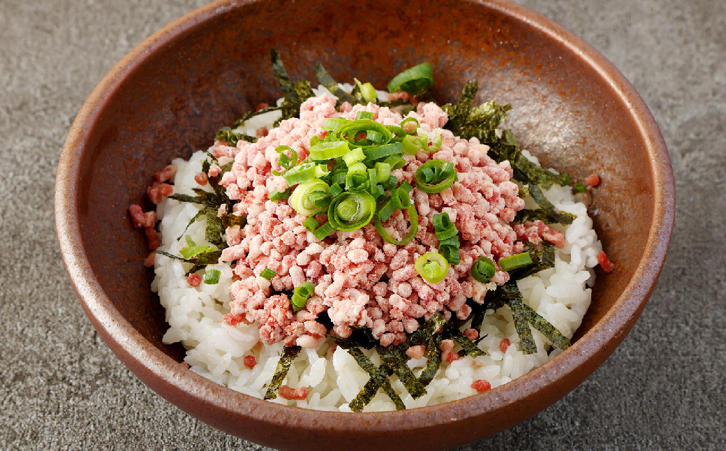 さくら ( 馬刺し ) フレーク 500g ごま油が香る 特製 ユッケ たれ付 馬肉 熊本県