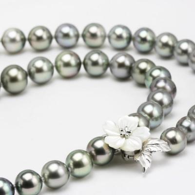 ふるさと納税 桜川市 桜のホワイトシェル貝ペンダントと12mm黒蝶真珠ネックレス |  | 01