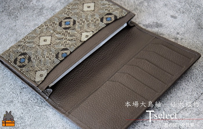 大容量のサイズ感です。銀行の通帳やハガキなども入り、カード入れもございます。