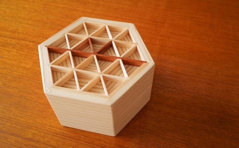 秋田杉とヤマザクラの 職人手づくり 組子箱＋組子ブローチ セット Asa