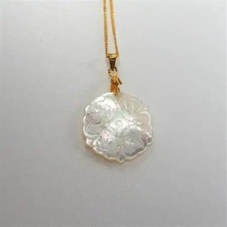 25ミリ!「華」のペンダント　白蝶貝【1261289】