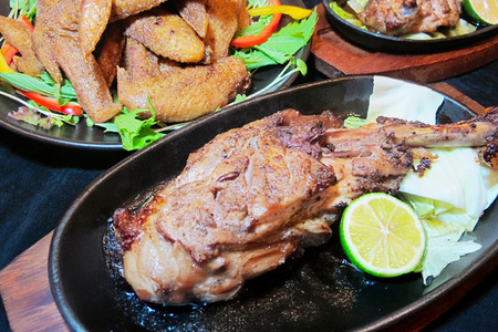 骨付き鶏 藍住役場通りの阿波尾鶏の骨付き鶏 3本 セット [ごくらく酒蔵 あぐら 徳島県 北島町 29bi0002]