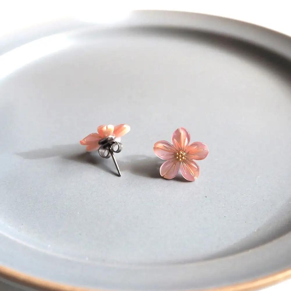 シェルのピアス 桜［ピンク］チタン製ピアス ハンドメイド No.040-08