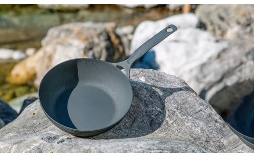 IH対応 鉄 フライパン 鍋  鉄器 ダクタイル ディープパン 24cm ＋ ダクタイルポット 22cm セット 鉄器 スキレット 錆びにくい アウトドア BBQ キャンプ 直火 超軽量 岩手県 北上市 Q0209 (岩手製鉄)