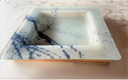竹台付きガラス皿（中）A ガラス 花器 皿 食器 器 手作り 温かさ 色どり 彩り 普段使い おしゃれ 手作業 プレゼント ギフト 贈り物 贈答品 竹製台付き 竹 和 モダン 天然素材 奈良県 生駒市 送料無料