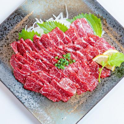 ふるさと納税 南阿蘇村 【熊本 と畜】桜屋 特選馬刺しスライス 300g(南阿蘇村)