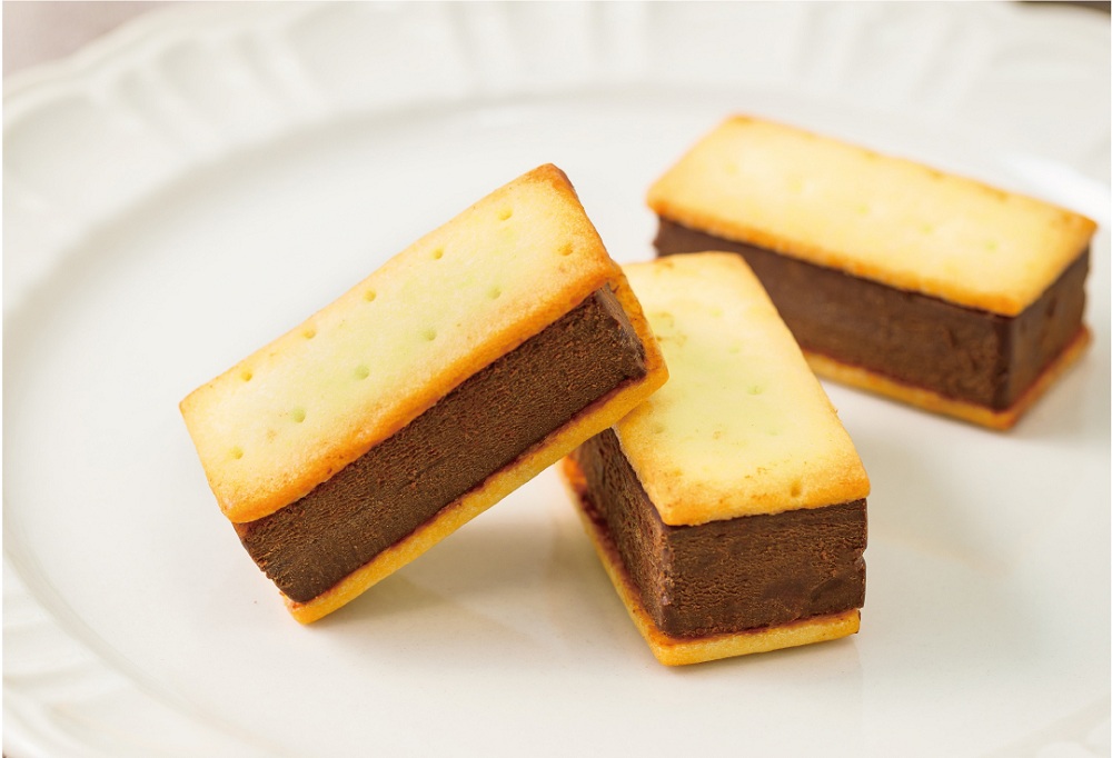 トップス　クッキーサンド〈ミルク37％・スイート62％〉１０個入り【目黒工場製造】