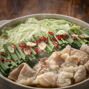 国産牛よくばりもつ鍋セット 醤油味2人前&みそ味2人前(計4人前)〆はマルゴめん 福岡県産の米粉麺　田川町 MRG023