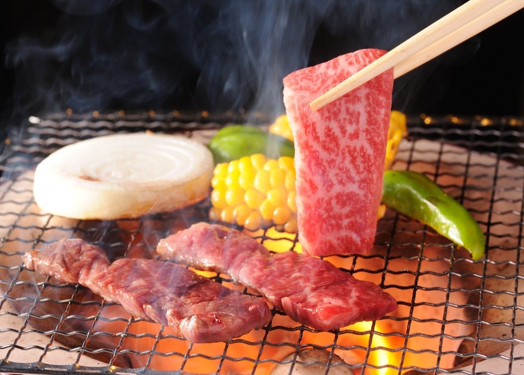 家族みんなで焼肉をお楽しみください。画像はイメージです。