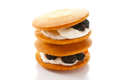 【全12回定期便】お菓子  杏とラムレーズンサンド 10個入り×2　お菓子 あんず おやつ 菓子 お茶 レーズン スイーツ 広島県福山市/有限会社勉強堂[BAFL021]