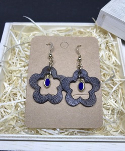 鹿革と瑠璃のピアス（梅花中空）革小物 レザー フックピアス アクセサリー ラピスラズリ【R00616】