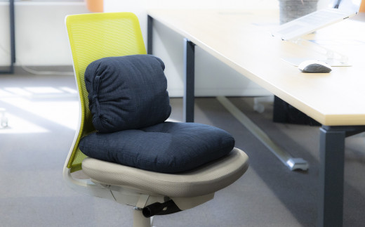 「現代の名工」日本一の布団職人がつくったPC座布団。長時間のPC作業でも腰が痛くならないよう背中のS字を保ちやすくする。天然素材「綿100％」の手づくり座布団。【ネイビー】ふとん工房ねむねむ