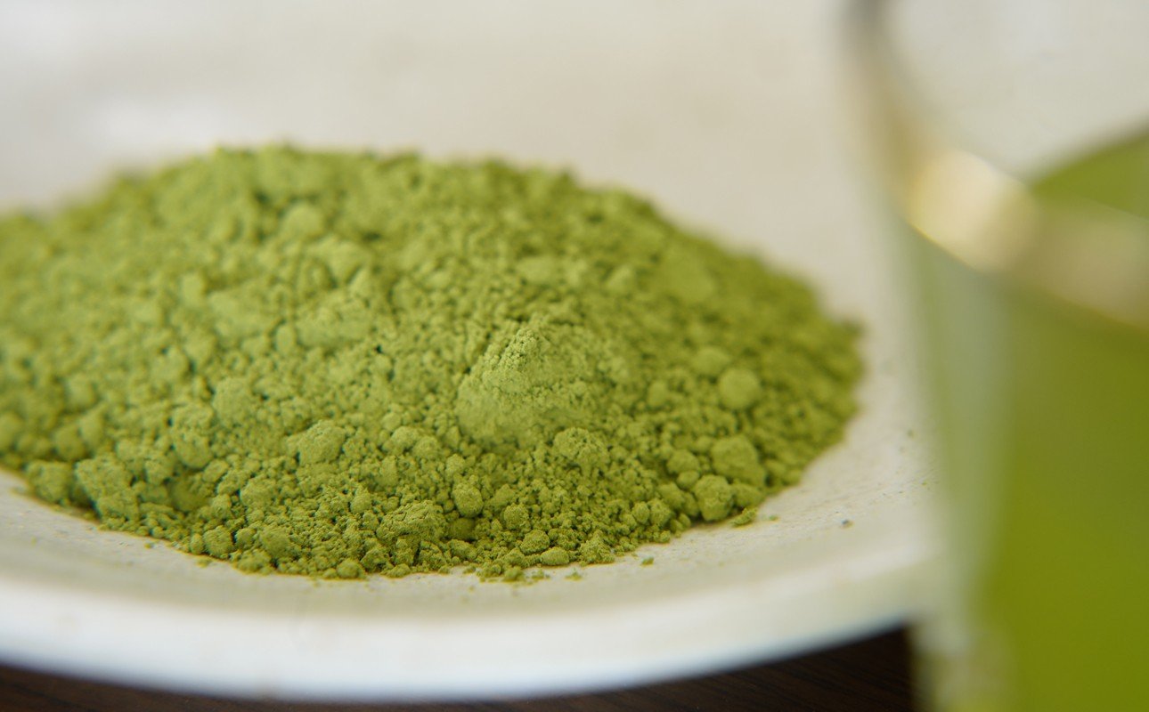 かぶせ茶の粉末は鮮やかな緑色でサラサラのパウダーです
