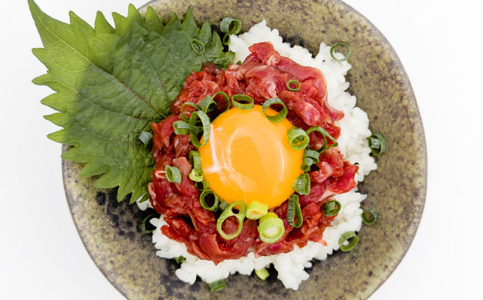 【全12回定期便】馬肉さくらユッケ 約250g(約50g×5パック) / 馬肉 ユッケ 馬刺しユッケ 小分け 生食用 熊本肥育 桜ユッケ 馬刺し 熊本県 おつまみ 晩酌 菊陽町【五右衛門フーズ】 [B