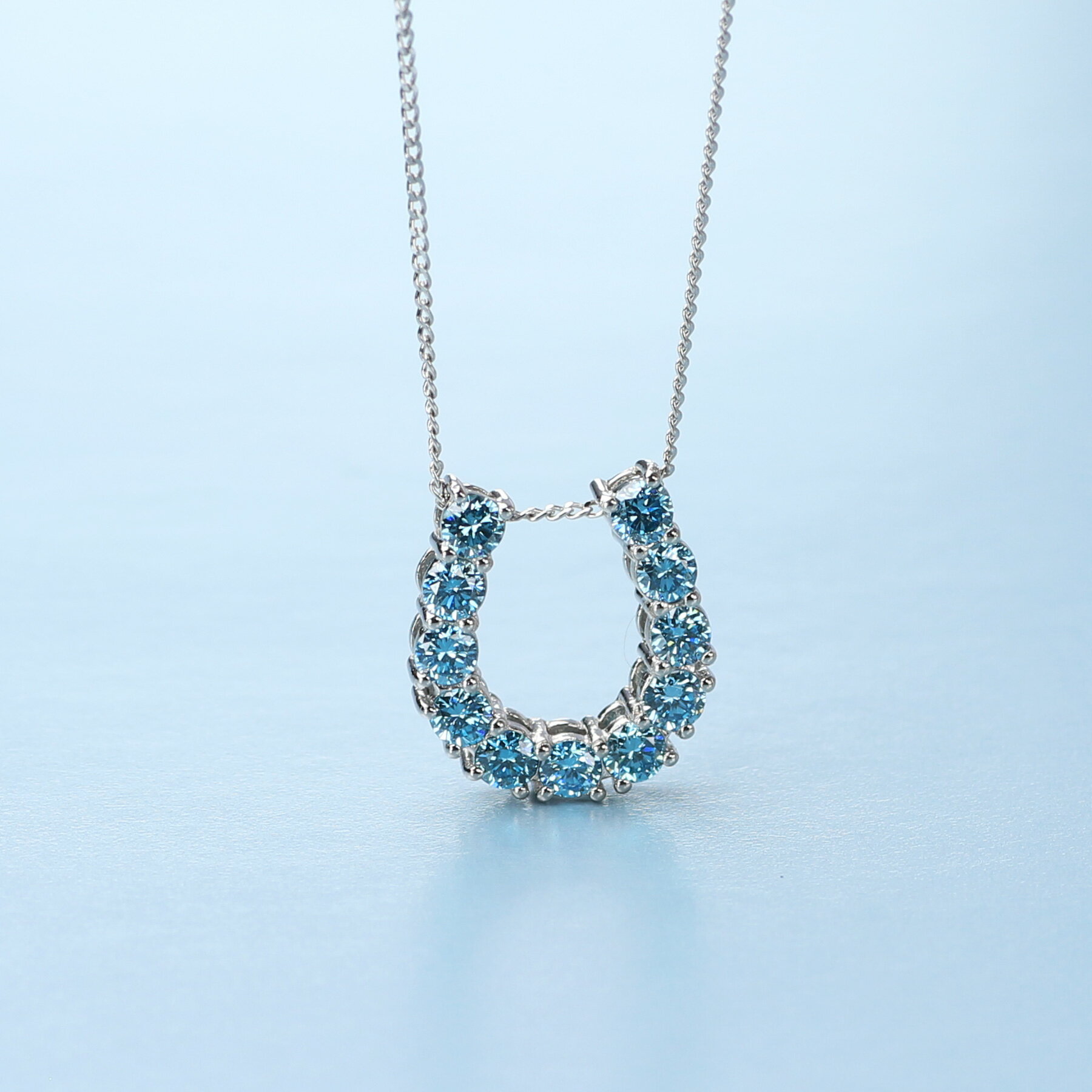 【ふるさと納税】プラチナ900 ラボブルーダイヤ0.363ct 馬蹄ネックレス / PT900-N007BL [AM319] / プラチナ900 ブルーダイヤモンド 馬蹄ネックレス アクセサリー ギフト プレゼント