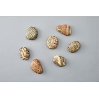 ふるさと納税 東川町 ペーパーウェイト「koishi」 レッドオレンジ×ホワイト【0044-010-02】 |  | 01