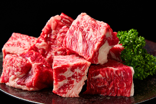A5等級 未経産雌限定 特撰近江牛 角切り 500g 煮込み用【FO13W】（国産牛　和牛　ブランド牛　ブランド和牛　黒毛和牛　牛肉　肉　高級　人気　おすすめ　神戸牛　松阪牛 に並ぶ 日本三大和牛 近江牛）