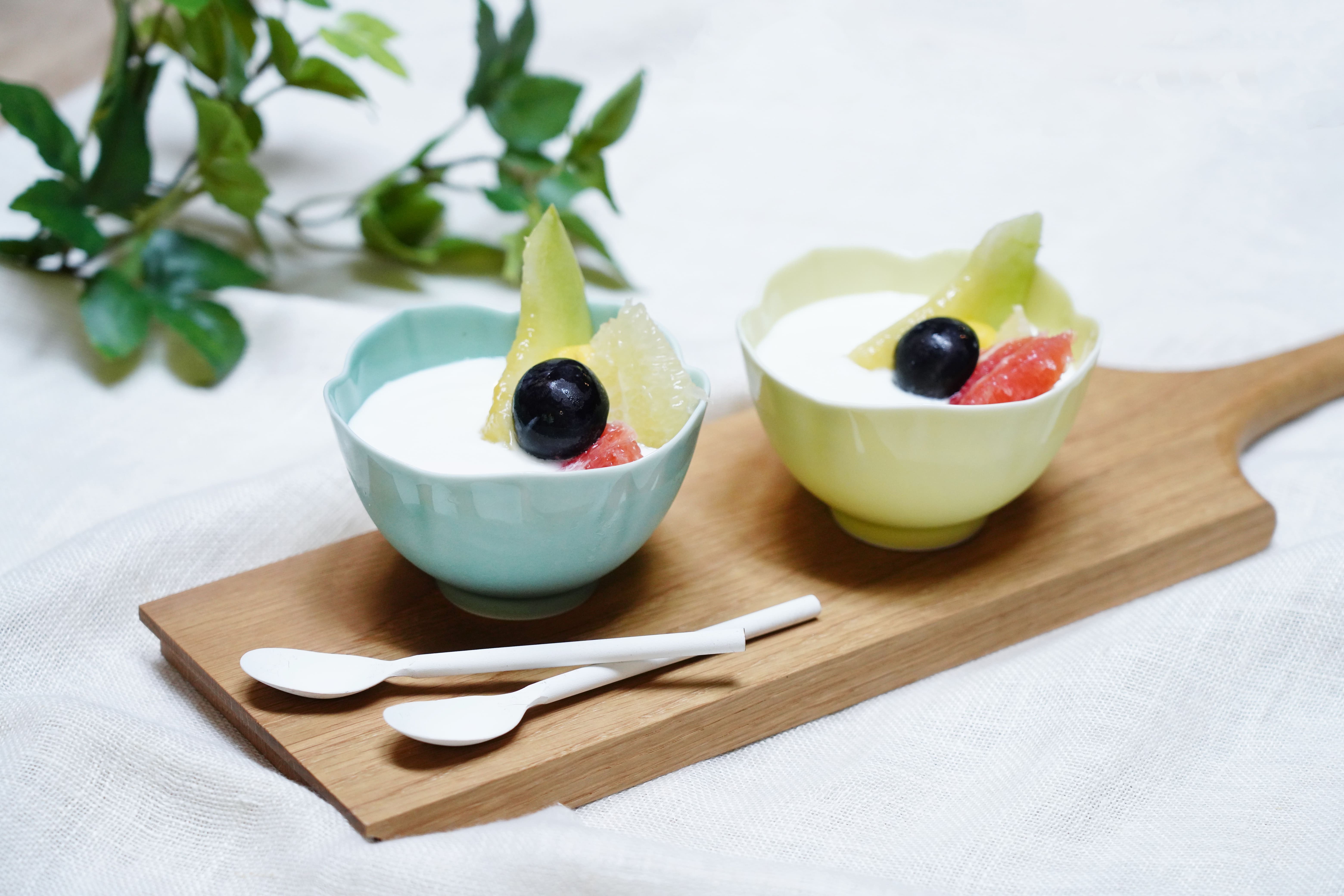 
            有田焼 黄釉・笹青磁 ペア桔梗型中付【深川製磁】食器 器 うつわ 鉢 小鉢 デザート鉢 セット ペア イエロー ブルー かわいい 電子レンジ対応 A24-1
          