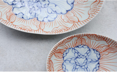 A18-35【まるふくオリジナル】有田焼 染錦花弁紋楕円皿(大)(小)２枚セット 手描き 和食器 取皿 ペア お正月  赤 青