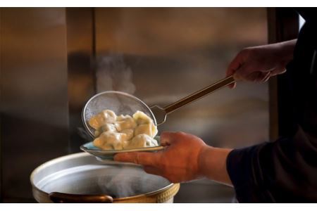 手作り 水餃子 ( 冷凍 ) 20個 【 手作り餃子の店 吉春 】 |  冷凍餃子 地元野菜 ・ 国産素材 を使用 