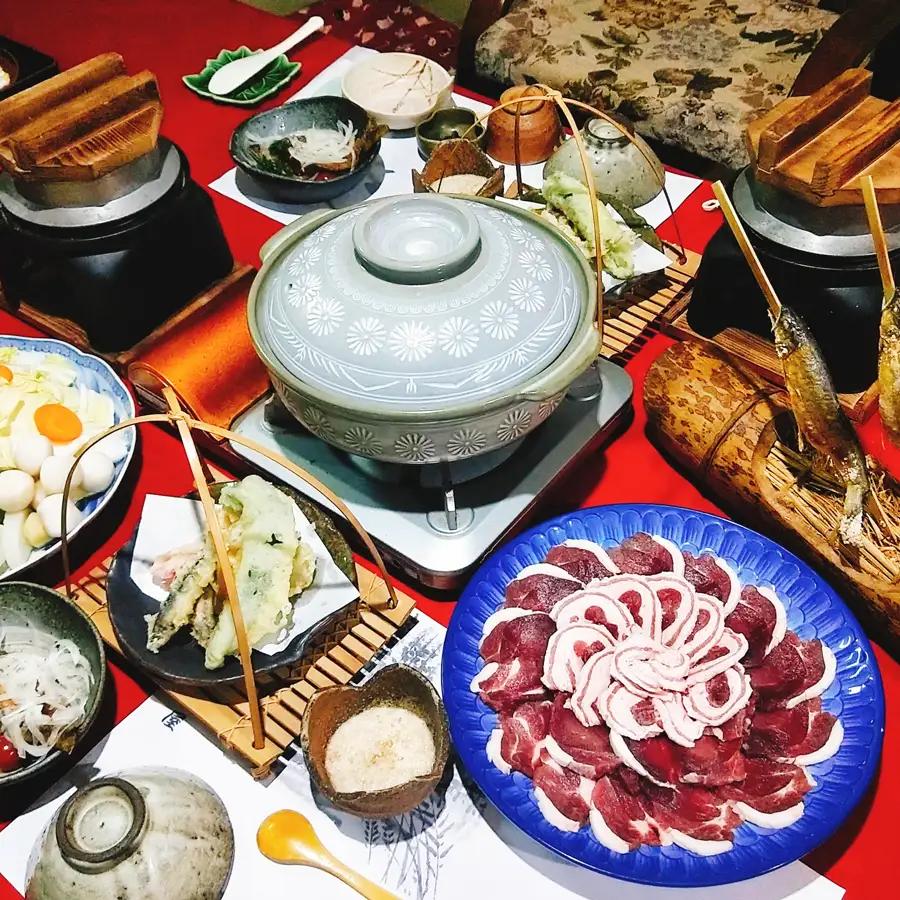 旅行 ジビエ 宿泊 民宿 2名様分チケット / 古民家の宿木治屋1泊2食付き宿泊券(2名様) ～夕食は木治屋特製 ぼたん鍋～ / 旅行・チケット 宿泊券 古民家 ぼたん鍋