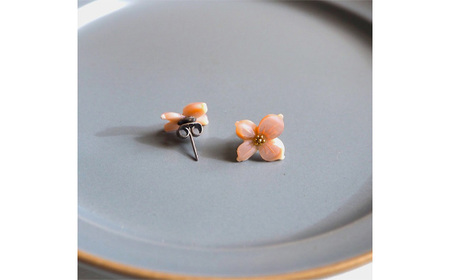 No.040-02 シェルのピアス ハナミズキ［ピンク］金属アレルギー対応 チタン製ピアス ハンドメイド