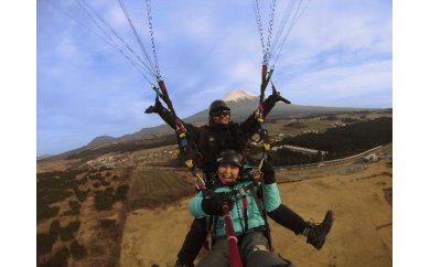 【ふるさと納税】パラグライダー タンデムコース 1名様招待券 Mt.FUJI PARAGLIDING (旧 アサギリ高原パラグライダースクール)　朝霧高原 富士山 アクティビティ 体験 チケット タンデム 飛行 フライト 送料無料 静岡県 富士宮市