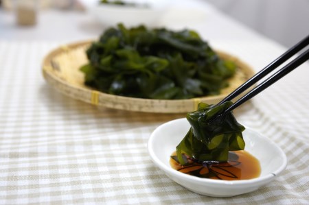 三陸 普代産 わかめ（湯通し塩蔵わかめ）100g×10袋入り 化粧箱入り ご希望の方には包装いたします。