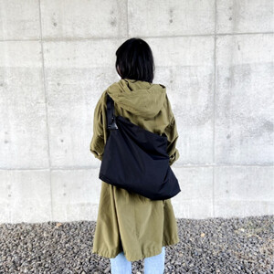 【無駄のないシンプルさ】大判ショルダーバッグ　UKIE　Super water repellent｜人気バッグ おすすめトート［ 無駄のないシンプル 大判ショルダーバッグ UKIE Super wat