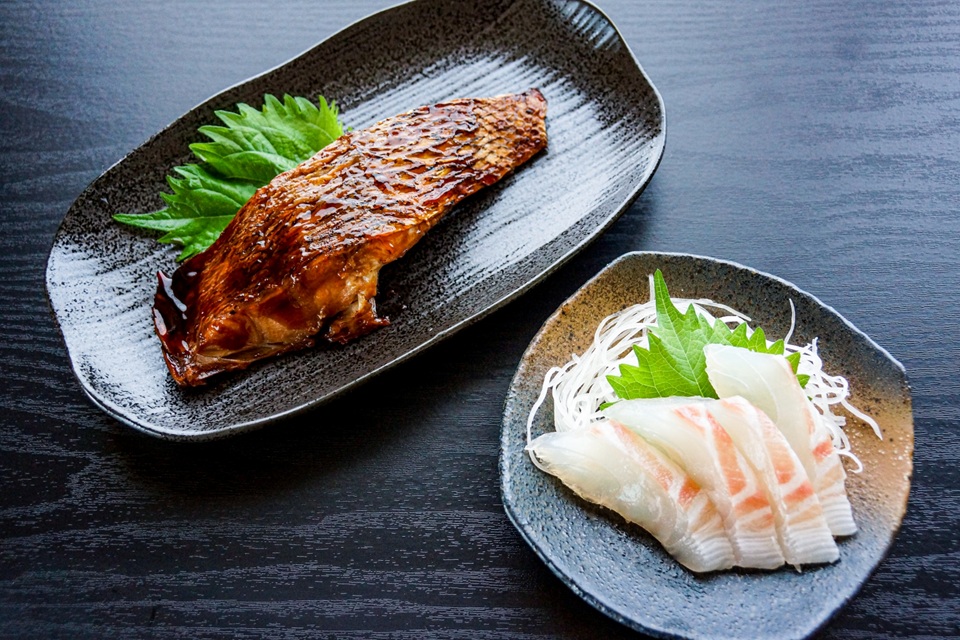 康秀の千年鯛 皮付きフィレ 1枚・皮付きスライス 2皿