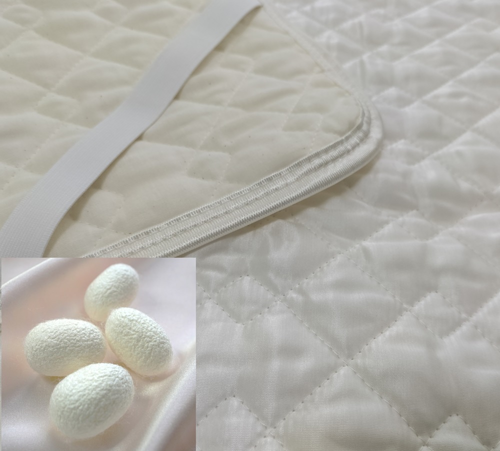 朱子織シルクサテン生地を使った シルク敷パッド セミダブル ホワイト 1枚｜シルク100% 絹100% 美肌 美髪 ヘアケア 快眠 快適 熟睡 睡眠 洗える 洗濯可能 丸洗い可能 [3225]