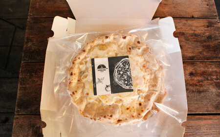 【 ナポリピッツァ専門店 が作る 薪窯焼き 冷凍 ピッツァ セット 】 チーズ たっぷり 贅沢 4種 のチーズ(はちみつ付)×3枚 ピッツァ【堀川ピッツァ】[BHBV008]