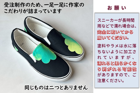スニーカー moku-surf D 手描きスリッポン 左右非対称デザイン 雲柄 グラデーション 黒地 アシンメトリー 大人可愛い おしゃれ おすすめ レディース メンズ ユニセックス ワイズ 2E 2