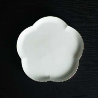 【紅白梅で彩る祝いの席】22cm 香梅プレート L 紅白 2枚セット【金照堂】祝いの席 ハレの日 正月 大皿 プレート 食器セット 器 皿 赤 白 有田焼 A40-336_イメージ4