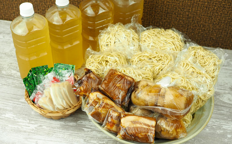 玉家の沖縄そば（ソーキ・三枚肉・テビチ）詰合せ（8食セット） 沖縄そば ソーキそば 三枚肉そば ミックス 生? ソーキ テビチ 玉家 沖縄そば王 受賞 人気 そば 大満足 8食 詰め合わせ セット 当