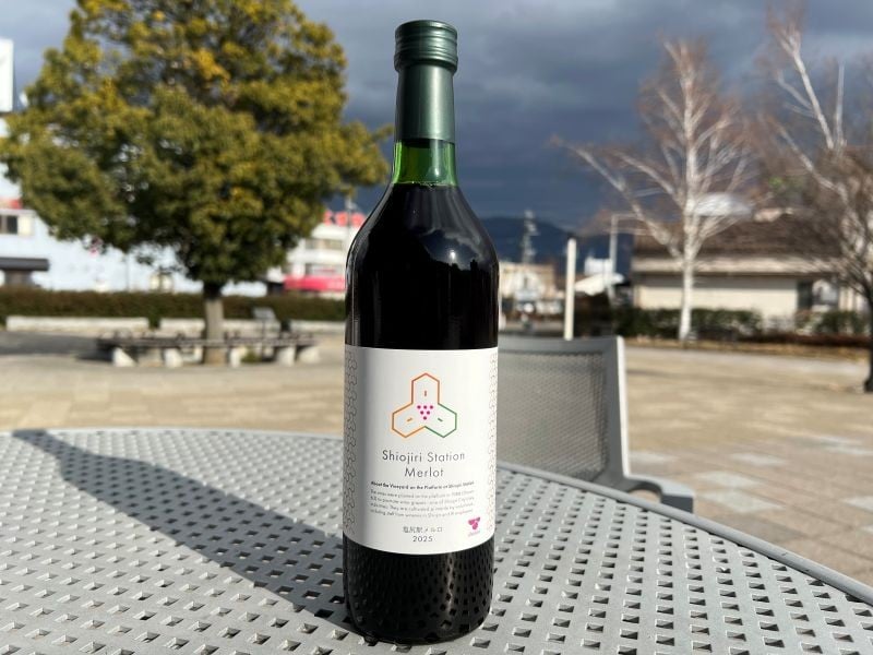 
            塩尻駅メルロ2025 | ワイン 赤 赤ワイン ぶどう メルロ 駅 塩尻駅 ホーム ブドウ園 NAGANO オークチップ 長野県 塩尻市
          