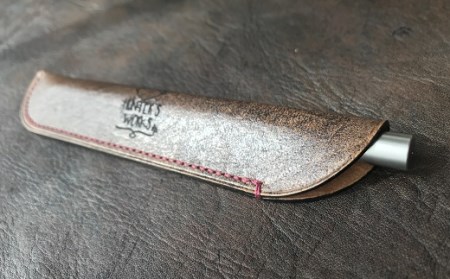鹿革の一本差しペンケース【焦茶】（ブランドロゴ入り）【R00507】
