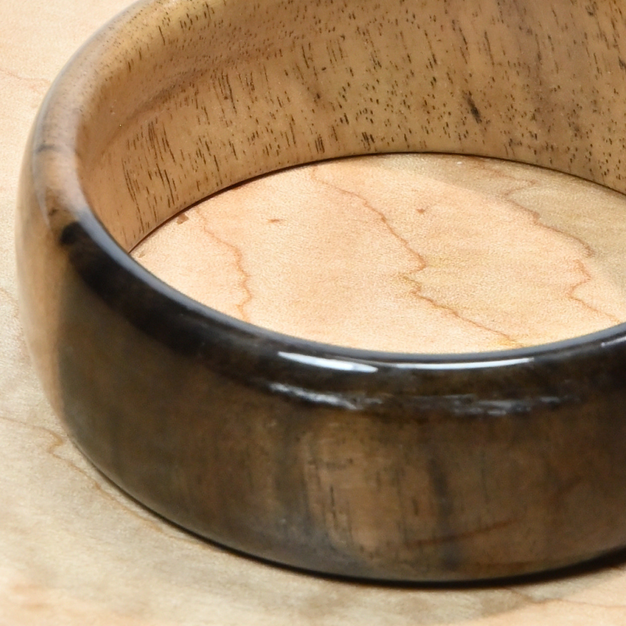 
木製黒柿バングル（サイズ：内径70mm）木製品　手作り　アクセサリー　
