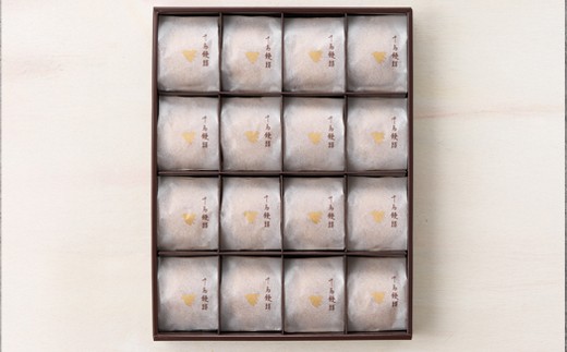 極上純白のこし餡を｢てごね｣で合わせた生地で包んで 黄金色に焼き上げております。
千鳥の可愛い焼印が特徴です。