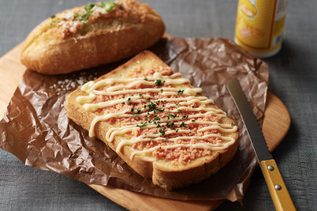 【全3回定期便】 博多 鶏明太 300g×3パック 業務用 吉富町/株式会社MEAT PLUS[BGAB030]