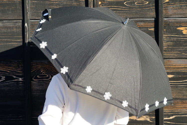 
雪華模様の刺繍入り日傘（晴雨兼用・サイズ50ｃｍ・UV加工・麻50％綿50％）カラー：黒 | 日傘 50センチ 晴雨兼用 UV加工 レディース 雪の結晶 ブラック 黒 おしゃれ かわいい スタイリッシュ 雨 梅雨 夏 日差し 日よけ 贈答 贈り物 プレゼント 父の日 母の日 お中元 お歳暮 御歳暮 茨城県 古河市 _BL19
