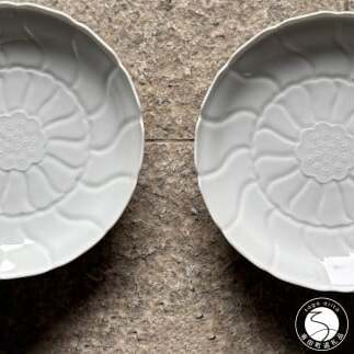 有田焼 白磁睡蓮彫和皿 2枚【有田焼 花伝作】食器 器 うつわ 和皿 皿 取皿 中皿 プレート 白 シンプル 上品 電子レンジ対応 A20-658