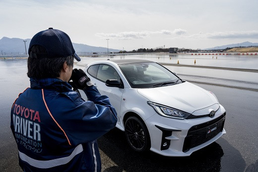 無線機で車外からインストラクターが運転のアドバイスをしてくれます