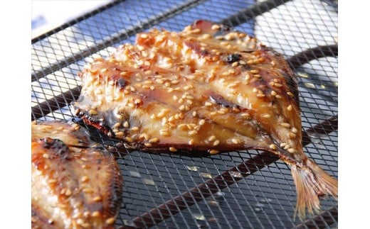 真アジは秘伝の甘口醤油タレを使い、ご飯のおかずにピッタリ。
お子様人気ナンバーワン商品です。幅広く愛されるお味。