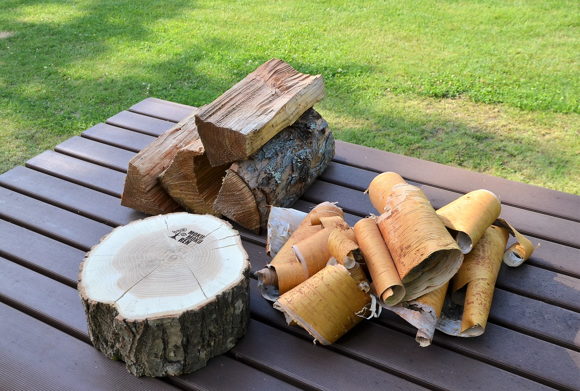 
薪割り台（中）1個 （沼田町産カラマツ薪・白樺樹皮付き） キャンプ アウトドア用品
