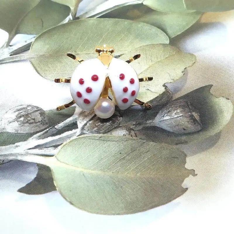 2114 真珠ピンブローチ・てんとう虫（白）（淡水本真珠・ボタン） 贈り物 かわいい カジュアル オシャレ クリスマスプレゼント アクセサリー