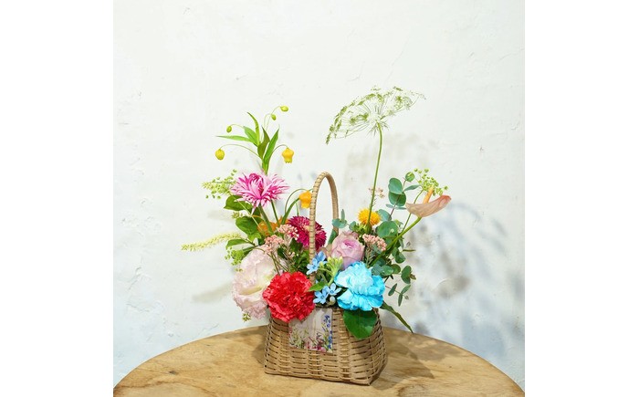【6回定期便】季節の生花バスケットフラワーM / お花 フラワー アレンジメント バスケットフラワー そのまま飾れる 作家 手作り カゴバッグ 旬の生花 定期便 ナチュラル インテリア お祝い 高知市