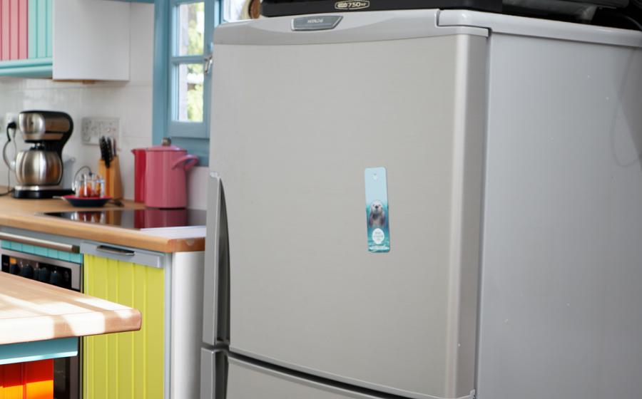 マグネット式なので冷蔵庫にも！ラッコのメイ氏のしおり