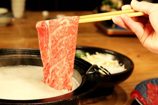 [A5等級] 飛騨牛 霜降り 牛肉 すき焼き ・ しゃぶしゃぶ 用 肩ロース1.5kg ※離島への配送不可