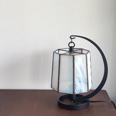 ふるさと納税 瀬戸市 Nijiiro Lamp のステンドグラスのテーブルランプ ファン ホワイト |  | 03